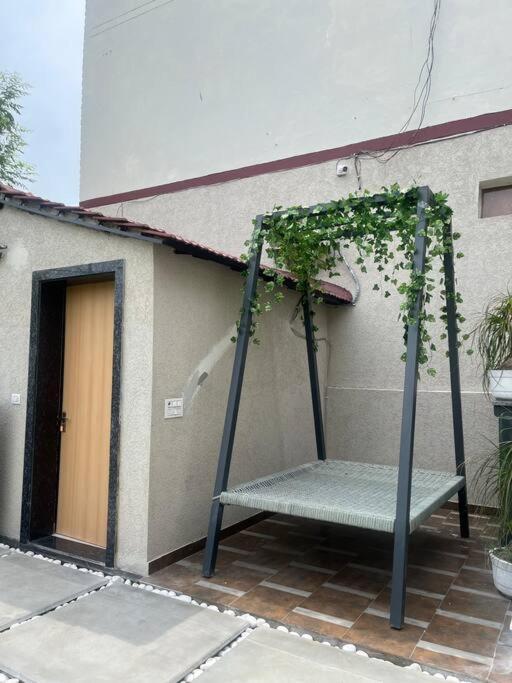 Saiba Outhouse- 4 Bed Room- Pool- Theatre- Partyhall- Garden & Terrace Sitting Area Jaipur Ngoại thất bức ảnh