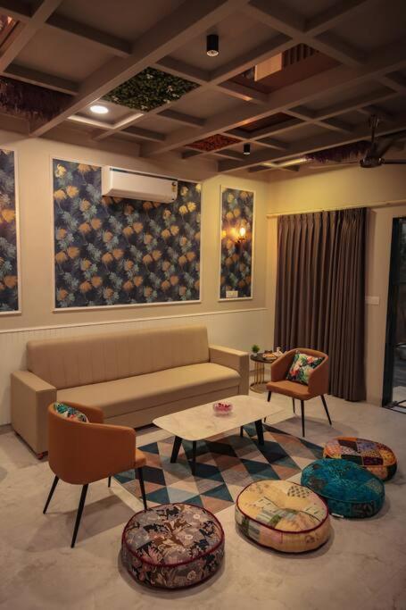 Saiba Outhouse- 4 Bed Room- Pool- Theatre- Partyhall- Garden & Terrace Sitting Area Jaipur Ngoại thất bức ảnh