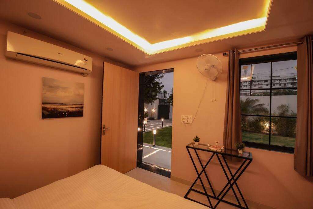 Saiba Outhouse- 4 Bed Room- Pool- Theatre- Partyhall- Garden & Terrace Sitting Area Jaipur Ngoại thất bức ảnh