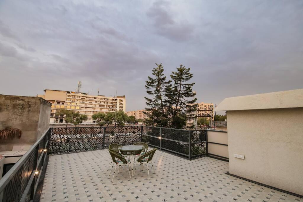 Saiba Outhouse- 4 Bed Room- Pool- Theatre- Partyhall- Garden & Terrace Sitting Area Jaipur Ngoại thất bức ảnh