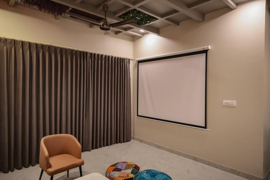 Saiba Outhouse- 4 Bed Room- Pool- Theatre- Partyhall- Garden & Terrace Sitting Area Jaipur Ngoại thất bức ảnh
