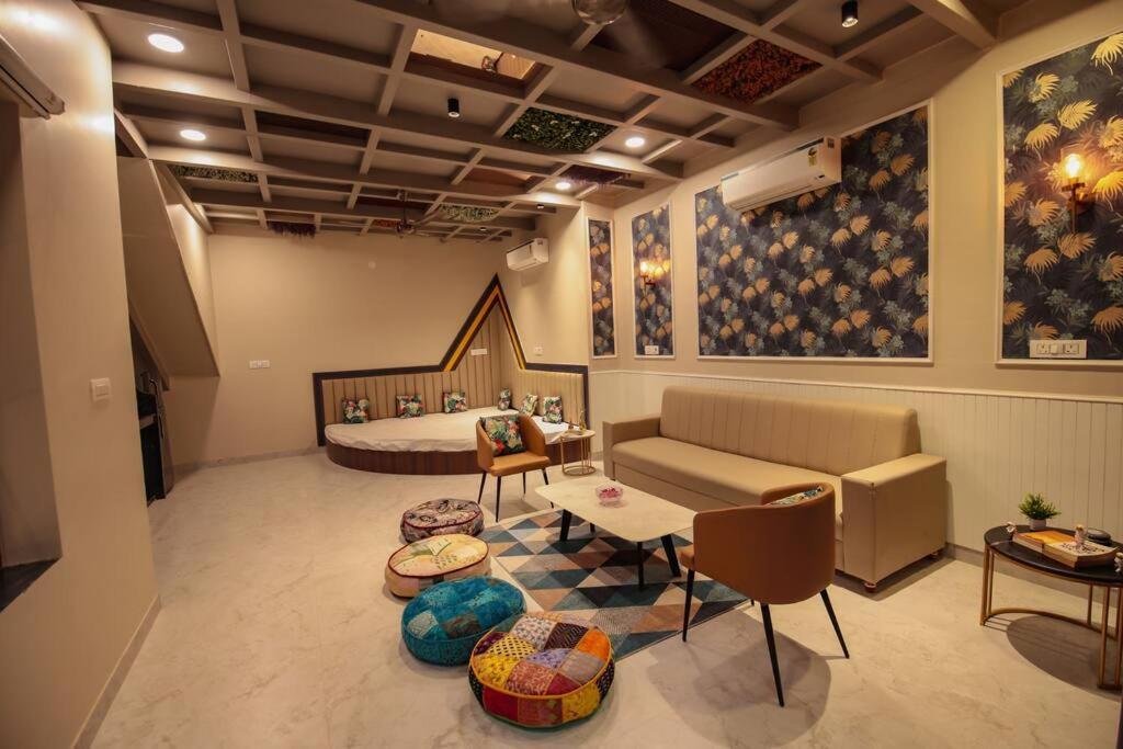 Saiba Outhouse- 4 Bed Room- Pool- Theatre- Partyhall- Garden & Terrace Sitting Area Jaipur Ngoại thất bức ảnh