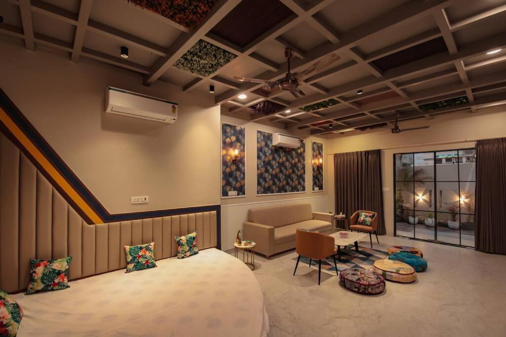 Saiba Outhouse- 4 Bed Room- Pool- Theatre- Partyhall- Garden & Terrace Sitting Area Jaipur Ngoại thất bức ảnh