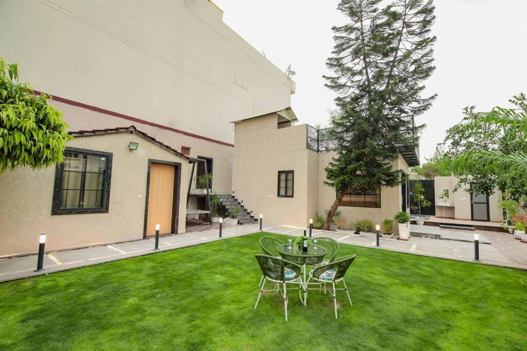 Saiba Outhouse- 4 Bed Room- Pool- Theatre- Partyhall- Garden & Terrace Sitting Area Jaipur Ngoại thất bức ảnh